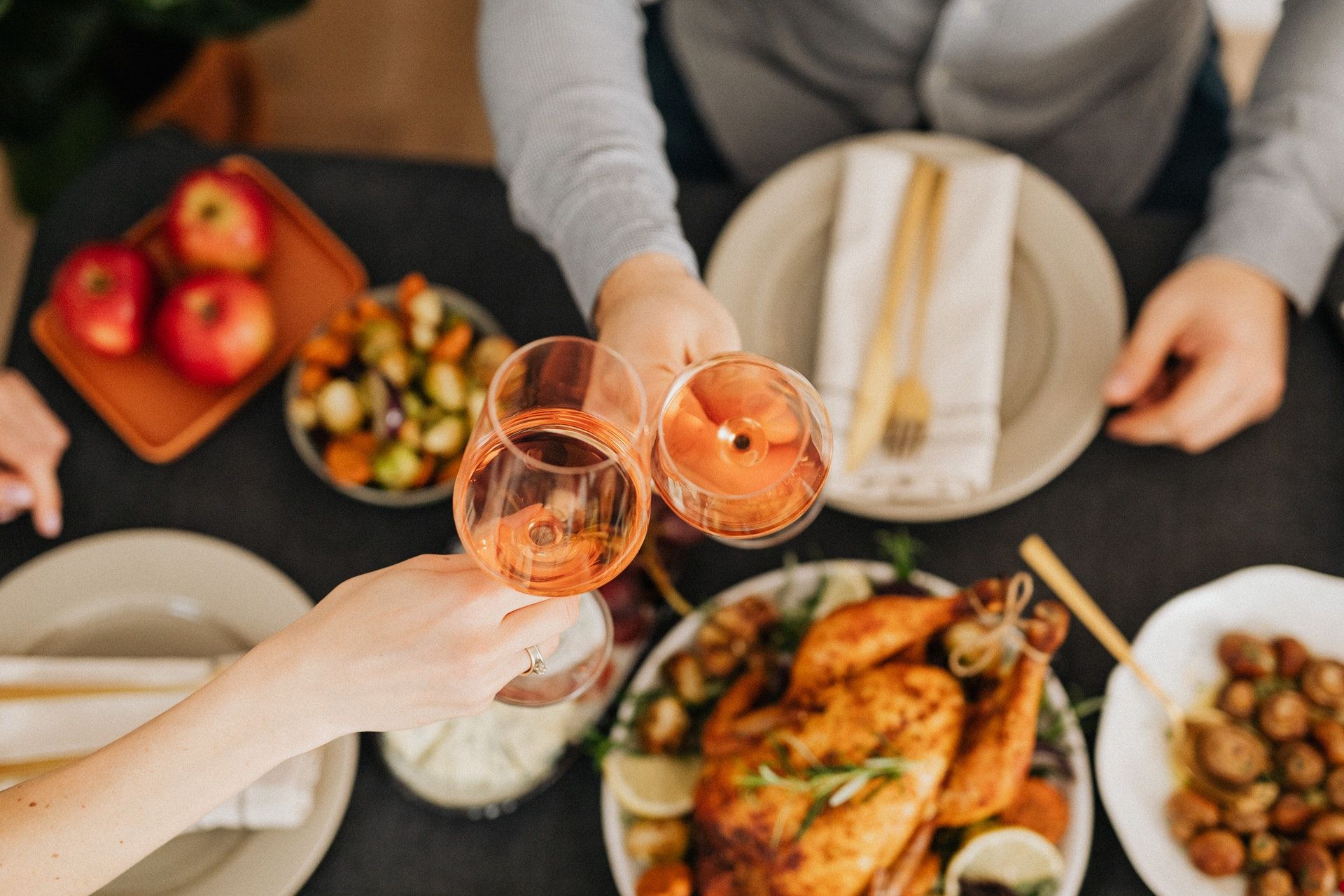 Cena di san valentino con frutta e verdura di febbraio